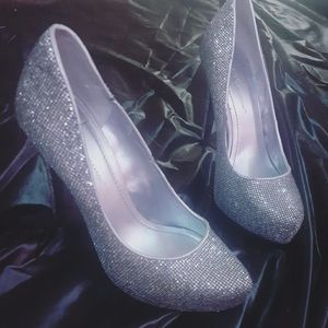 BCBG DISCO PUMPS SIZE 6 & 1/2